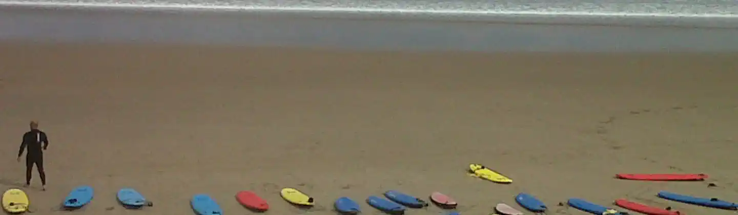 Práctica del surf en la playa de Santa Marina de Ribadesella