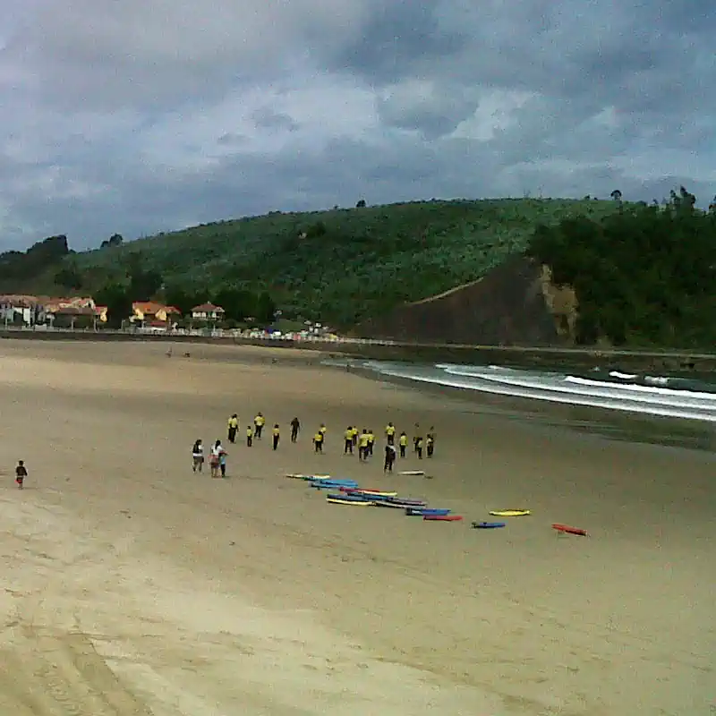 Práctica del surf en la playa de Santa Marina de Ribadesella